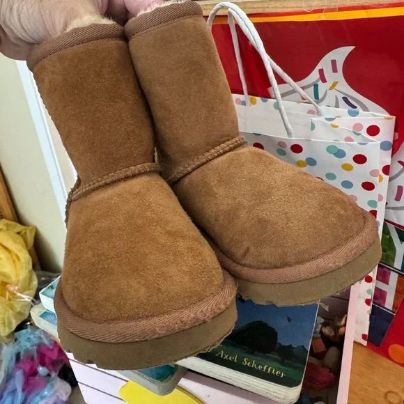 UGG Tan Kids Boots - Picture 1 of 5